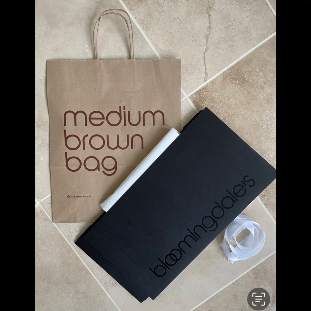- BLOOMINGDALES BAG, BOX, RIBBON & TISSUEPAPER SET. Gift wrap shirt sweater pant